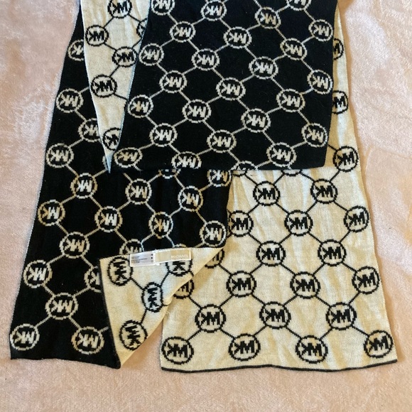 Michael kors monogram scarf - Picture 2 of 3